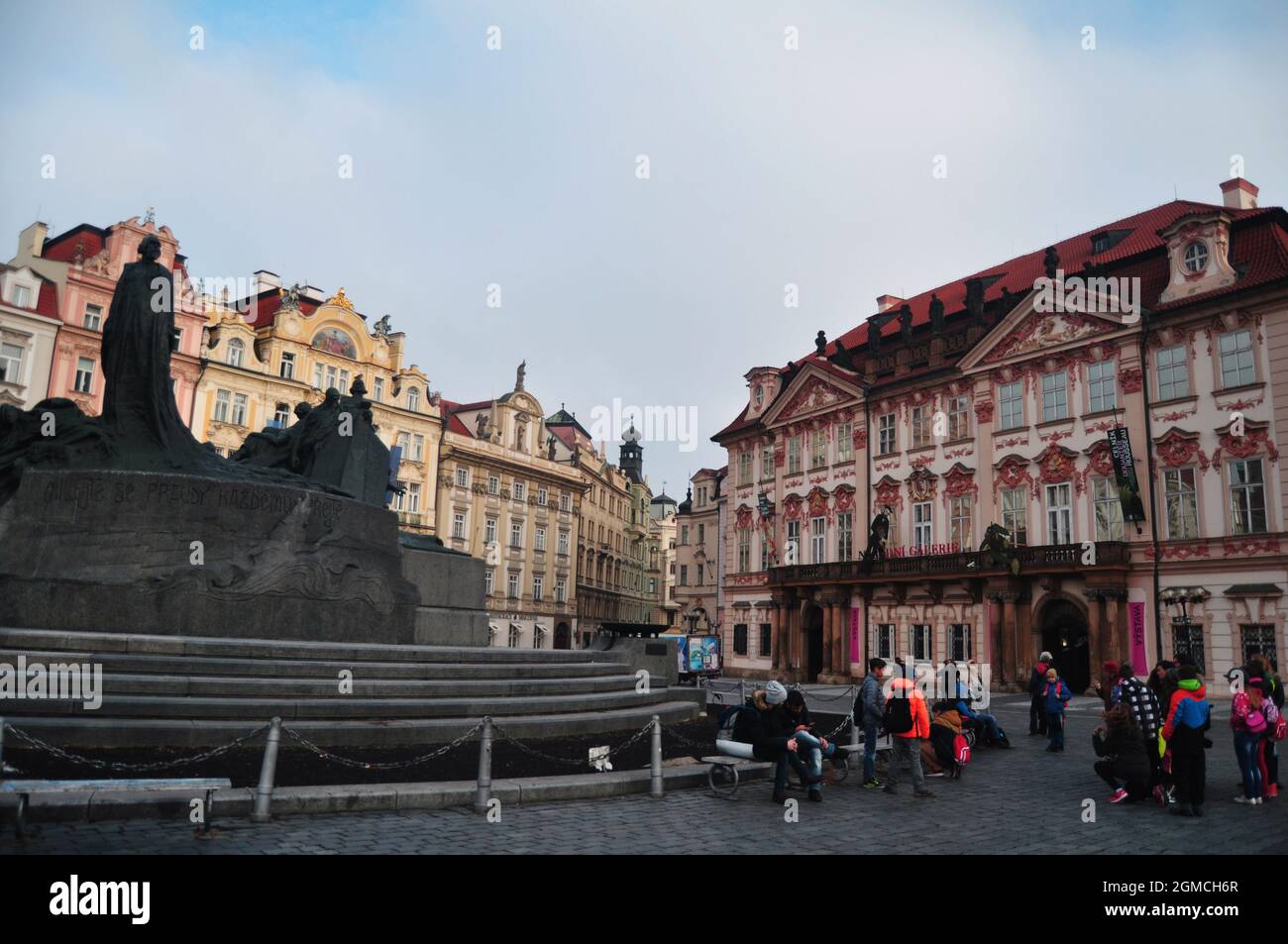 Monumento commemorativo della statua di Jan Hus raffigura i vittoriosi guerrieri Hussite nella Piazza della Città Vecchia per i cittadini cechi e i viaggiatori stranieri in visita a Pr Foto Stock