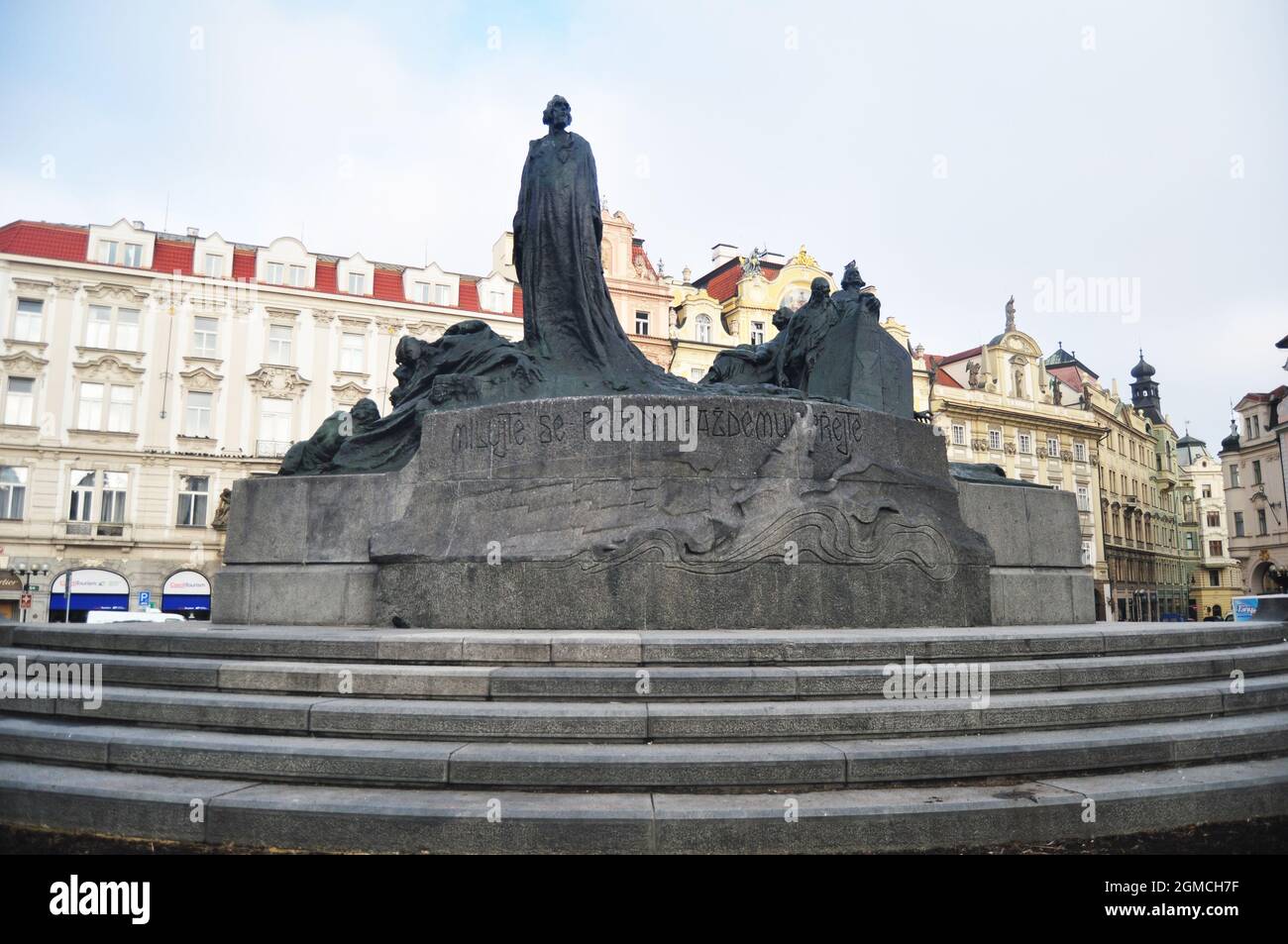 Monumento commemorativo della statua di Jan Hus raffigura i vittoriosi guerrieri Hussite nella Piazza della Città Vecchia per i cittadini cechi e i viaggiatori stranieri in visita a Pr Foto Stock