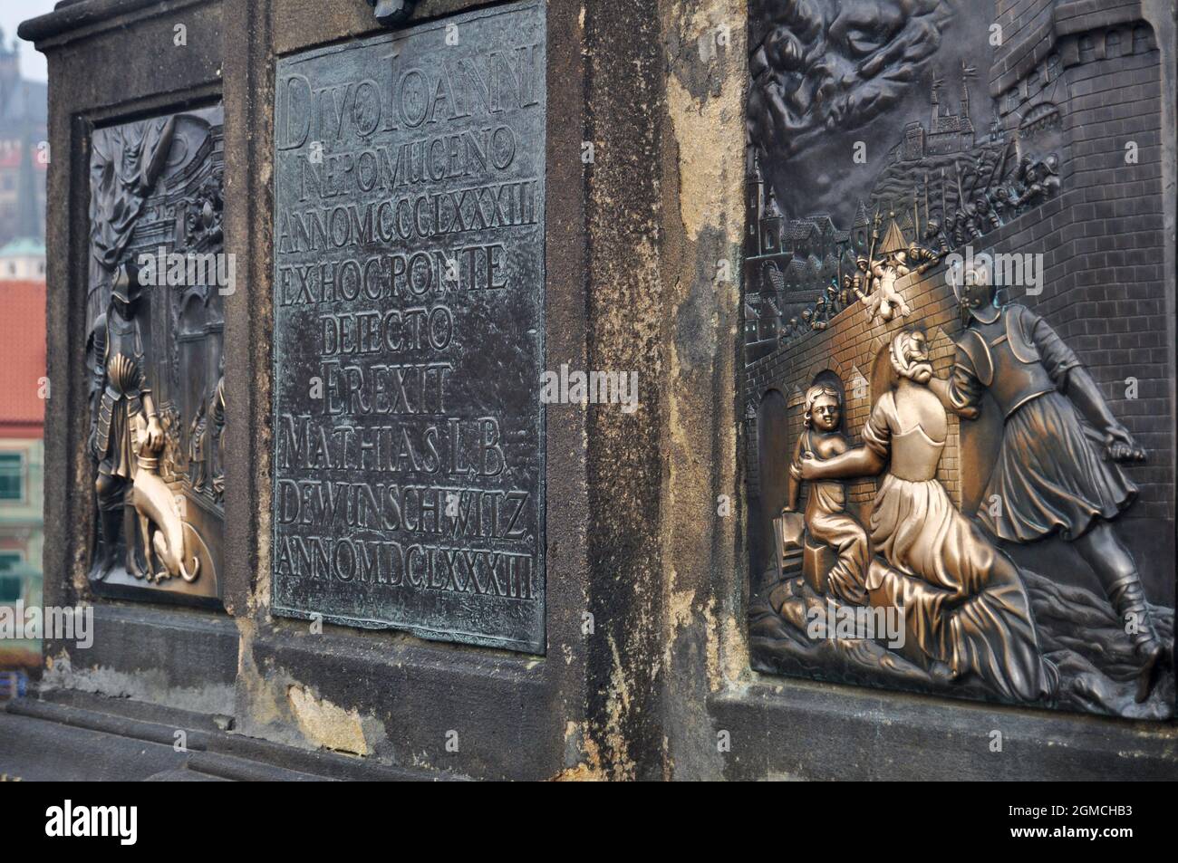La targa sotto la tradizione della statua di San Giovanni di Nepomuk dice che se sfreghi e tocchi la placca di bronzo per portare buona fortuna e garantire il vostro ritorno a Pragu Foto Stock