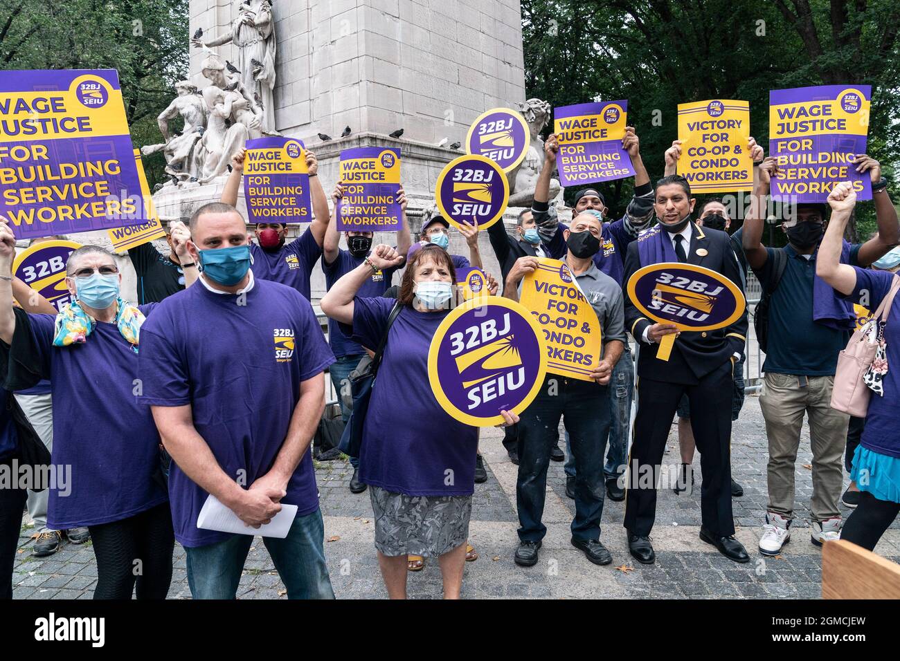 New York, Stati Uniti. 17 settembre 2021. I membri di SEIU 32BJ si radunano a Columbus Circle a New York il 17 settembre 2021. Il governatore ha evidenziato la legge recentemente firmata per aumentare i salari per i lavoratori di servizi essenziali. Al governatore si unì il tenente governatore Brian Benjamin. (Foto di Lev Radin/Sipa USA) Credit: Sipa USA/Alamy Live News Foto Stock