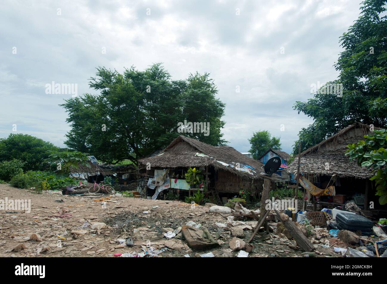 Case nella comunità dei migranti e dei rifugiati birmani a lato della discarica di rifiuti nella periferia di Mae Sot, Thailandia. Foto Stock