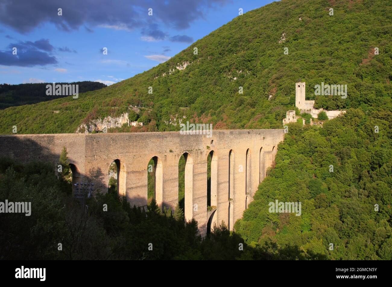 Ponte delle Torri Ponte ad arco e acquedotto con fortezza poco prima del tramonto a Spoleto, Umbria, Italia Foto Stock