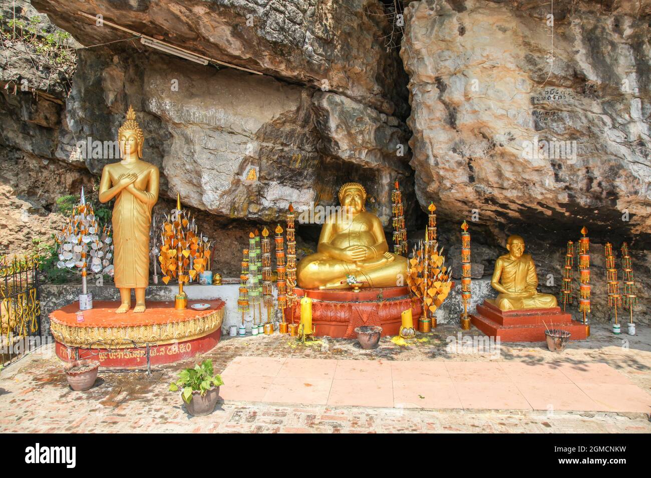Statue di buddha d'oro in un santuario sul monte Phousi in Laung Prabang - Laos Foto Stock