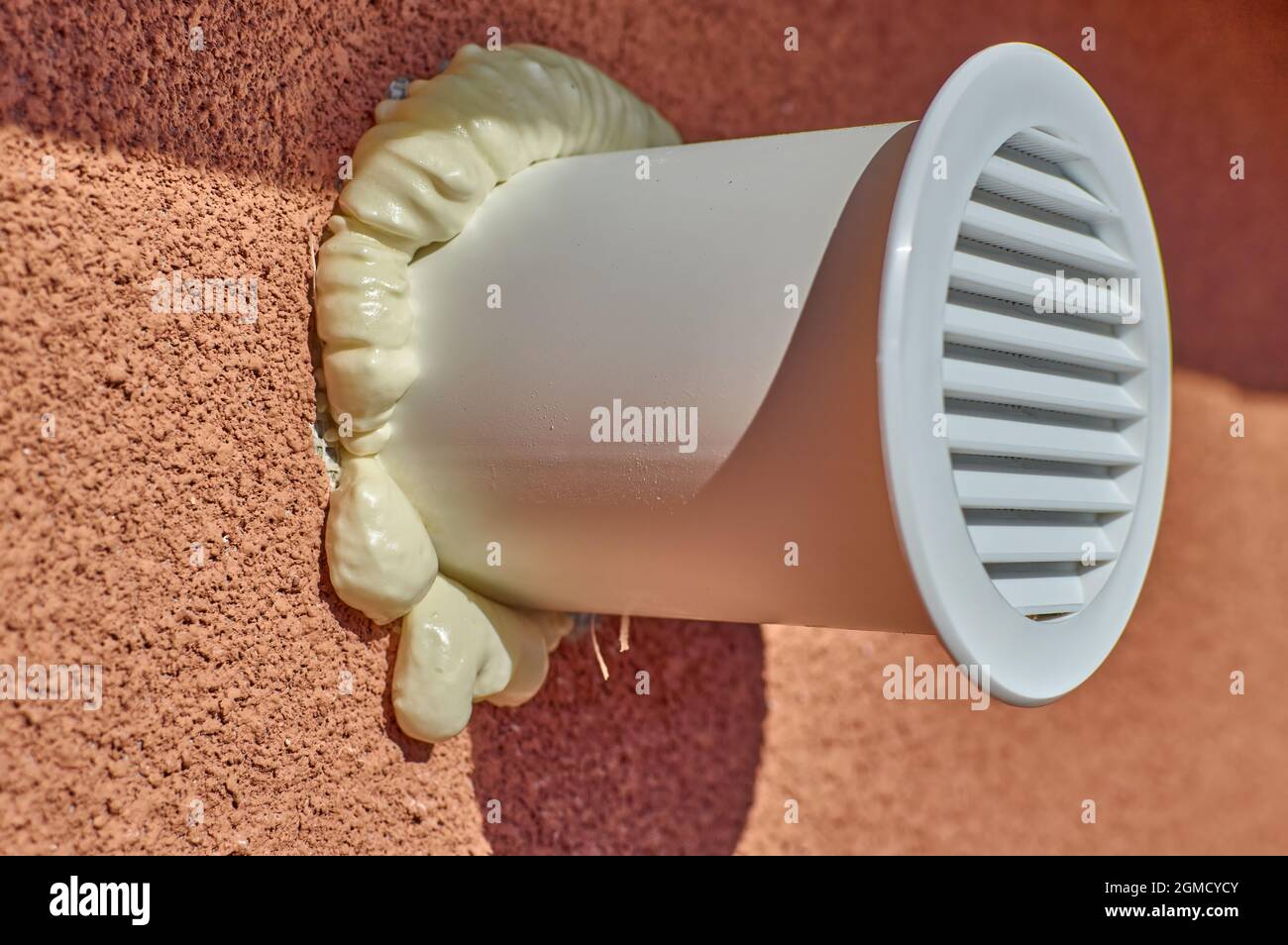 Fissaggio del tubo di ventilazione alla parete esterna utilizzando un  gommapiuma di montaggio Foto stock - Alamy