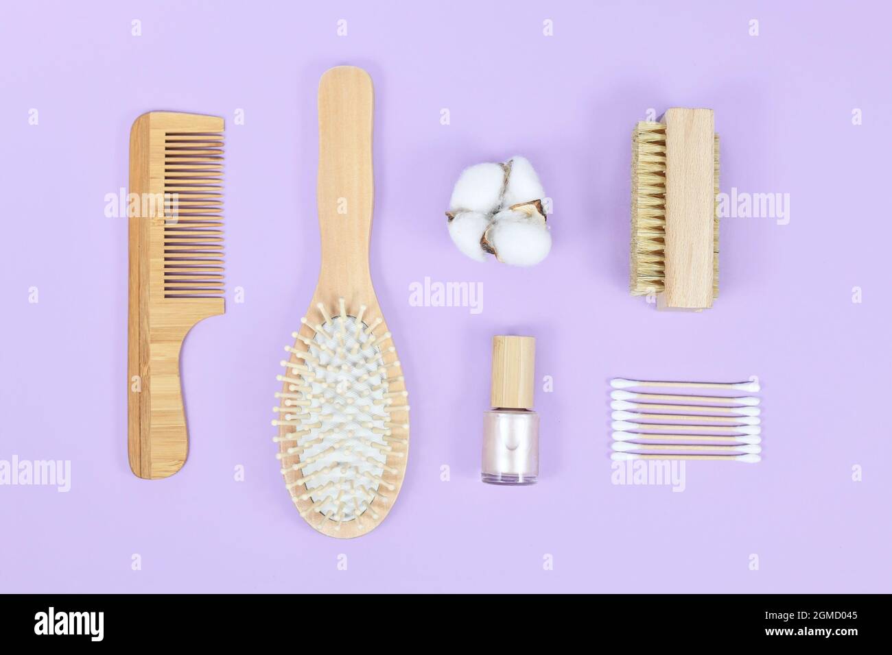 Gruppo di prodotti ecologici per la bellezza e l'igiene del legno come pettine e sapone su sfondo viola Foto Stock