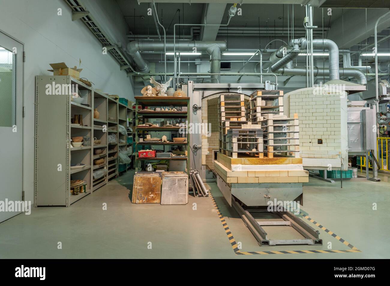 Forno per ceramiche e stazione di lavoro presso il Craft Centre nel Noritake Museum di Nagoya. Foto Stock