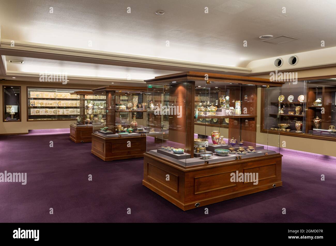 Arte della ceramica di stile europeo in esposizione in armadietti di legno al Museo Noritake a Nagoya, Giappone. Foto Stock