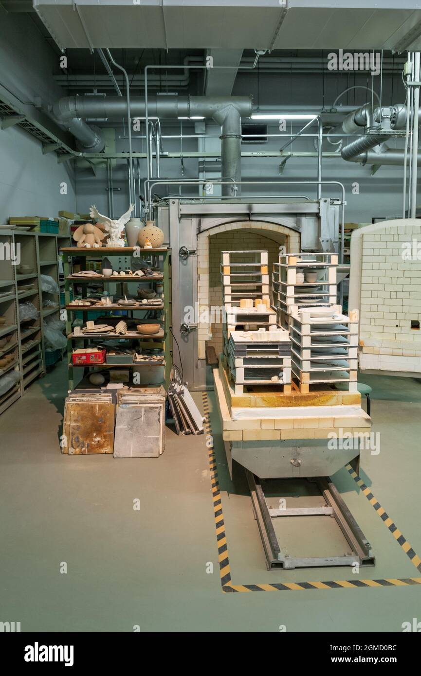 Forno per ceramiche e stazione di lavoro presso il Craft Centre nel Noritake Museum di Nagoya. Foto Stock