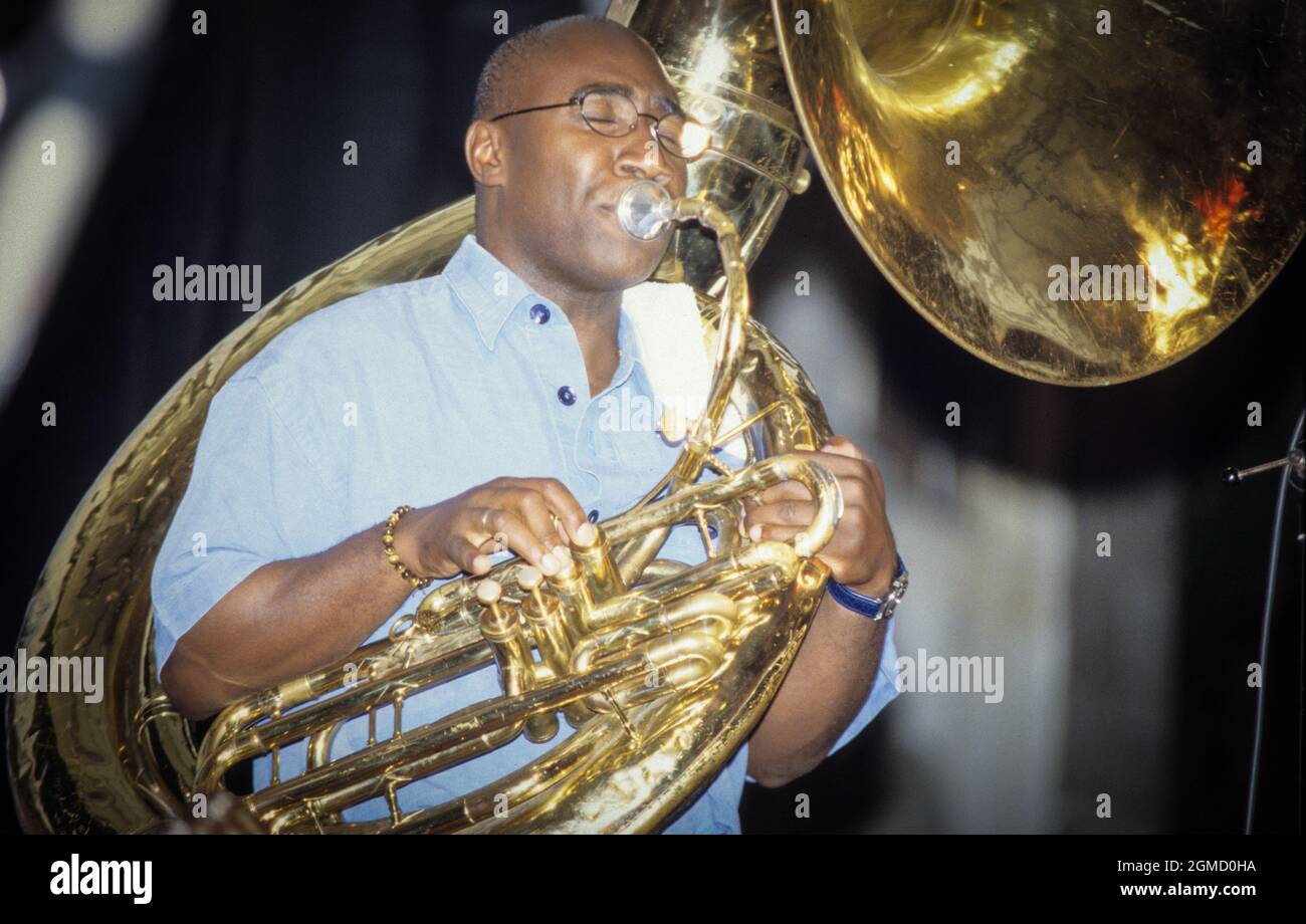 Suonatore di sousaphone durante l'annuale New Orleans Jazz Festival di Ascona nel 2001 Foto Stock
