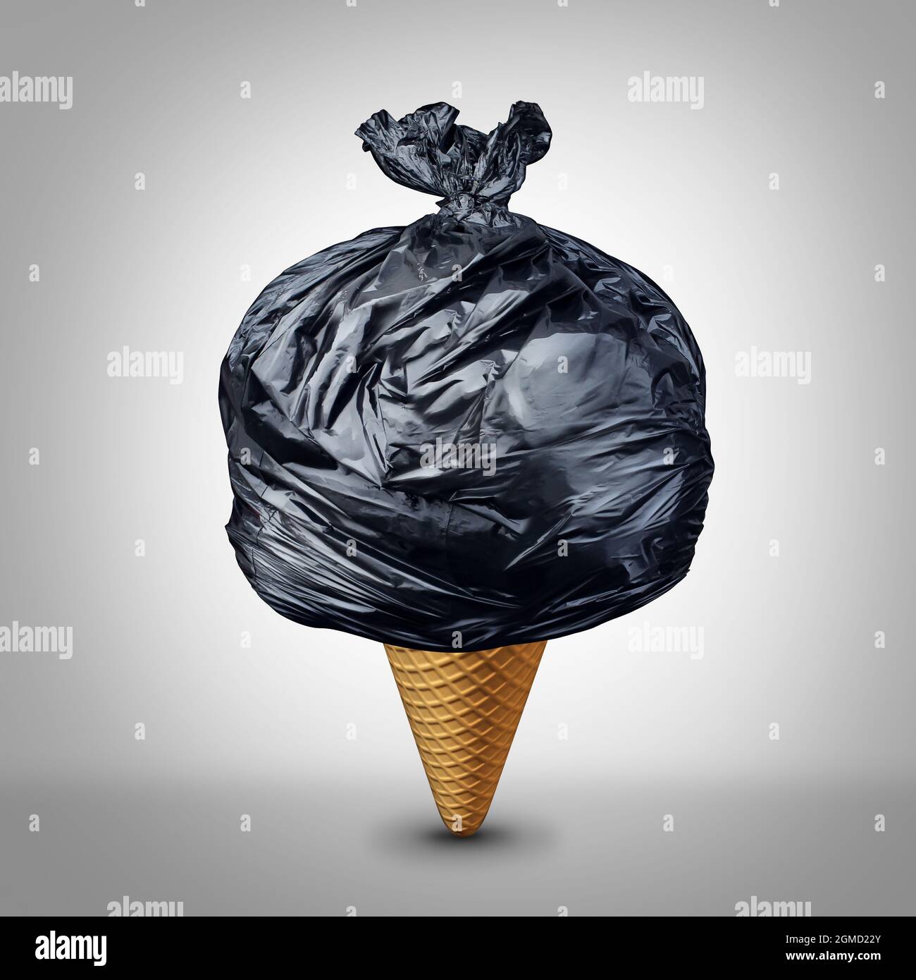 Mangiare cibo spazzatura e povero concetto di nutrizione come un gelato o cono di icecream con un sacchetto nero di plastica dei rifiuti come metafora di nutrizione per un male. Foto Stock