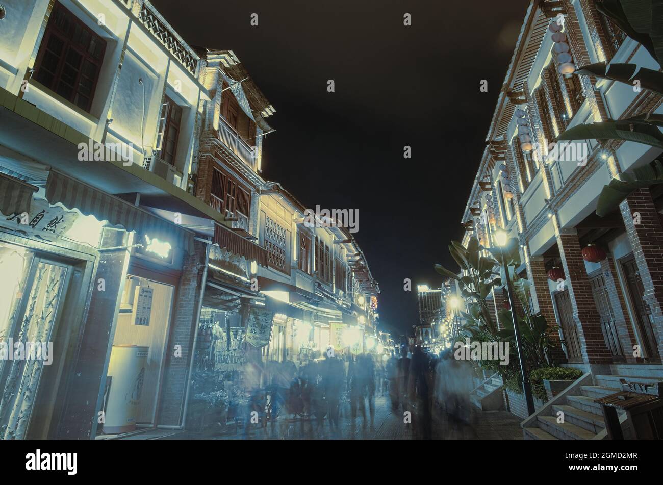 Strada cinese illuminata di notte con colori manipolati Foto Stock