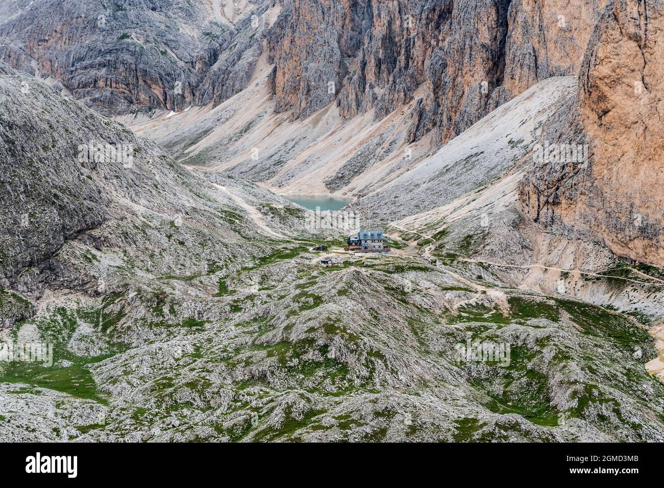 Rifugio Antermoia e lago di Antermoia dalla cima montana di Mantel nelle Dolomiti in Italia Foto Stock