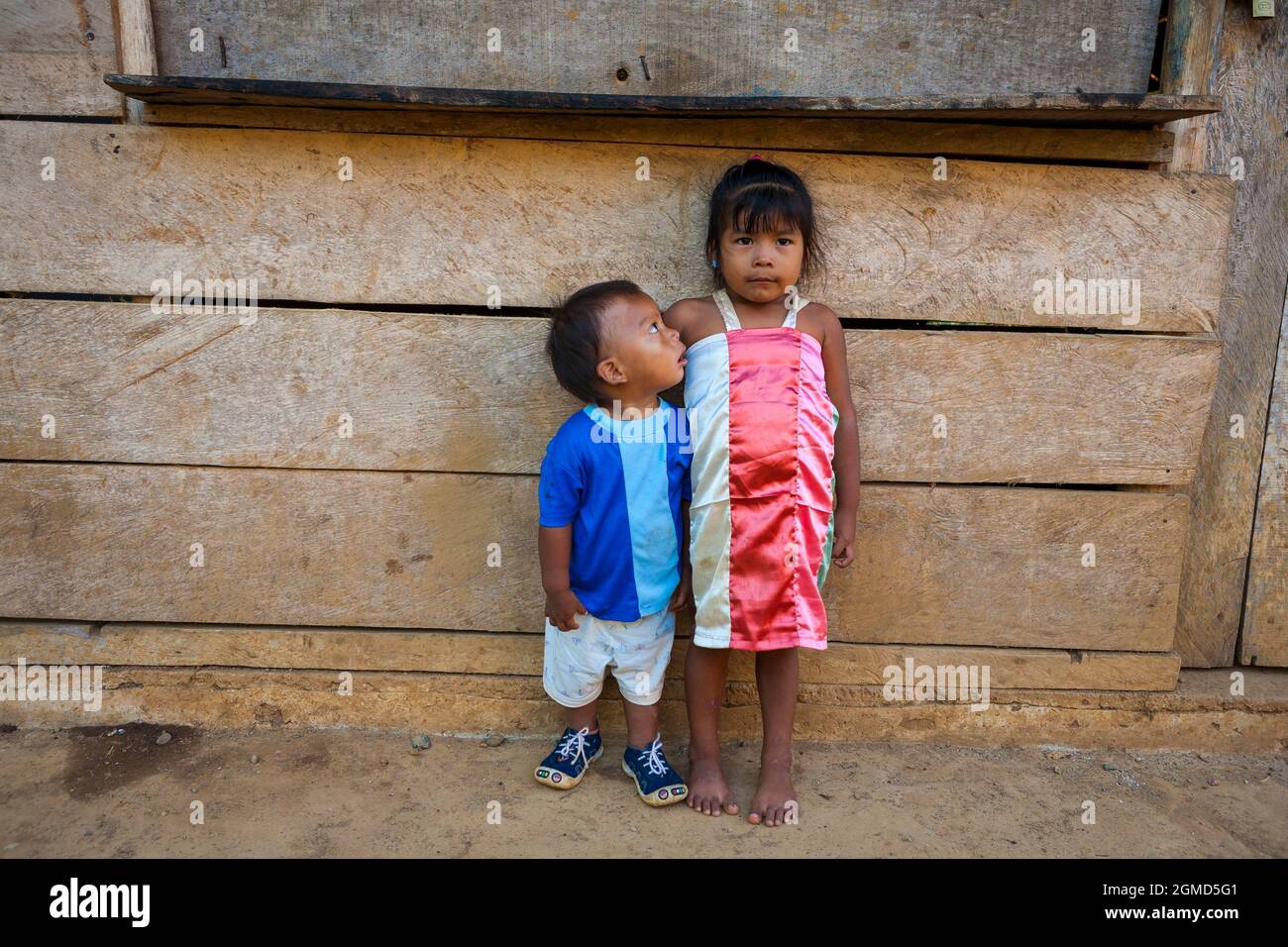 Giovane embera ragazzo e ragazza indiana nel villaggio di la Bonga accanto a Rio Pequeni, parco nazionale di Chagres, Repubblica di Panama, America Centrale. Foto Stock