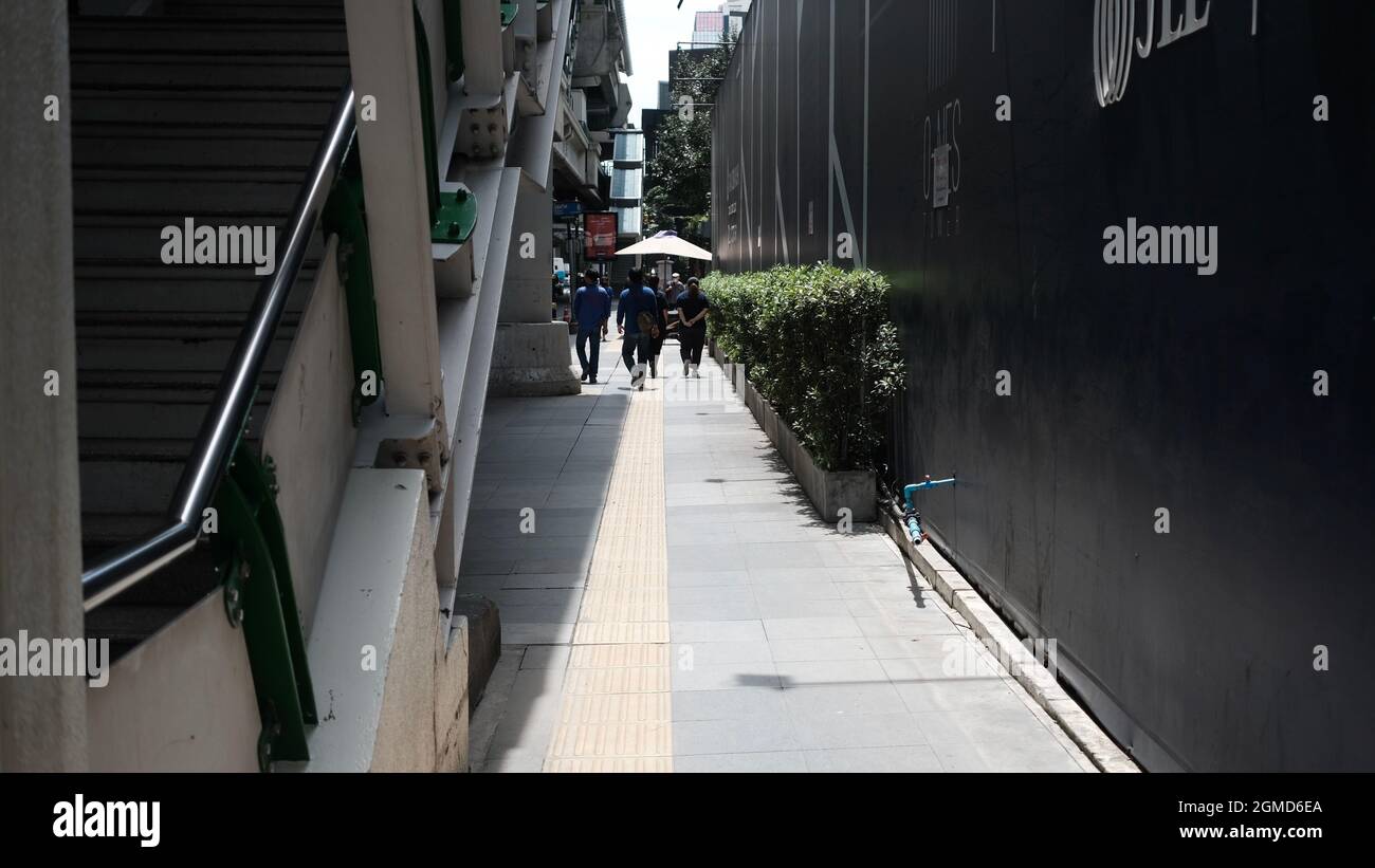 Marciapiede sulla Sukhumvit Road o autostrada 3 Soi Nana Area Bangkok Thailandia Foto Stock