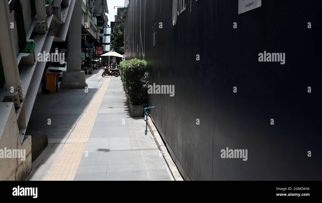 Marciapiede sulla Sukhumvit Road o autostrada 3 Soi Nana Area Bangkok Thailandia Foto Stock