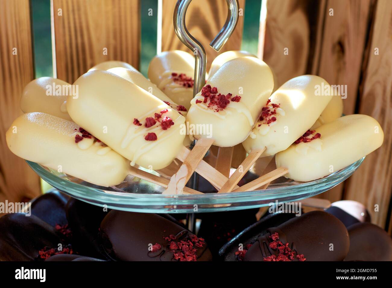La torta si schiocca in cioccolato bianco e scuro. Torta di gelato su un sacchetto. Messa a fuoco selettiva Foto Stock