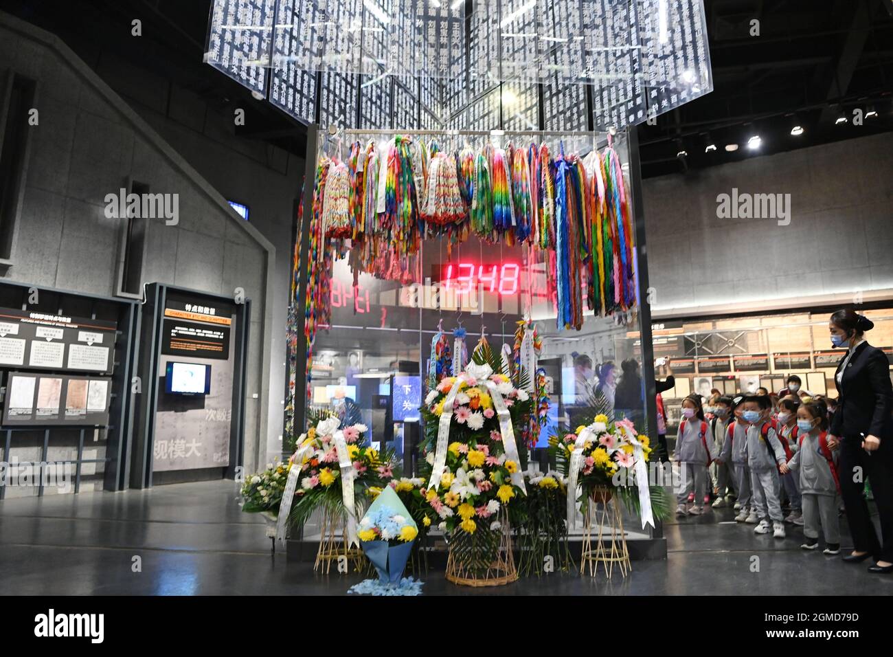 Harbin, Cina. 18 settembre 2021. (210918) -- HARBIN, 18 settembre 2021 (Xinhua) -- gli studenti visitano la Sala delle Esposizioni delle evidenze di crimine commesso dall'unità 731 dell'Esercito Imperiale Giapponese ad Harbin, provincia Heilongjiang della Cina nordest, 18 settembre 2021. L'unità 731 è un'unità di ricerca e sviluppo di guerra biologica e chimica nascosta dell'Esercito Imperiale Giapponese che ha intrapreso una letale sperimentazione umana durante la seconda Guerra Mondiale Varie attività si svolgono il 18 settembre in commemorazione dell'incidente del settembre 18, avvenuto 90 anni fa, che ha segnato l'inizio dell'invasione della Cina da 14 anni del Giappone. (Xinhua/ Foto Stock