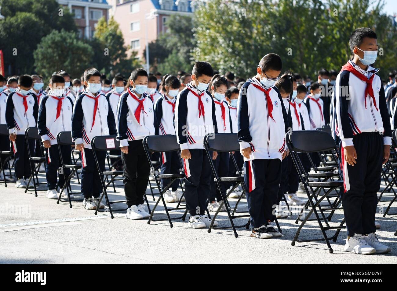 Harbin, Cina. 18 settembre 2021. (210918) -- HARBIN, 18 settembre 2021 (Xinhua) -- gli studenti pagano un tributo silenzioso tra sirene sonore nella piazza della Sala delle Esposizioni di prove di crimine commesso dall'unità 731 dell'Esercito Imperiale Giapponese ad Harbin, provincia Heilongjiang della Cina nordest, 18 settembre 2021. L'unità 731 è un'unità di ricerca e sviluppo di guerra biologica e chimica nascosta dell'Esercito Imperiale Giapponese che ha intrapreso una letale sperimentazione umana durante la seconda Guerra Mondiale Varie attività si svolgono il 18 settembre in commemorazione del settembre 18 incidente 90 anni fa che ha segnato il Foto Stock