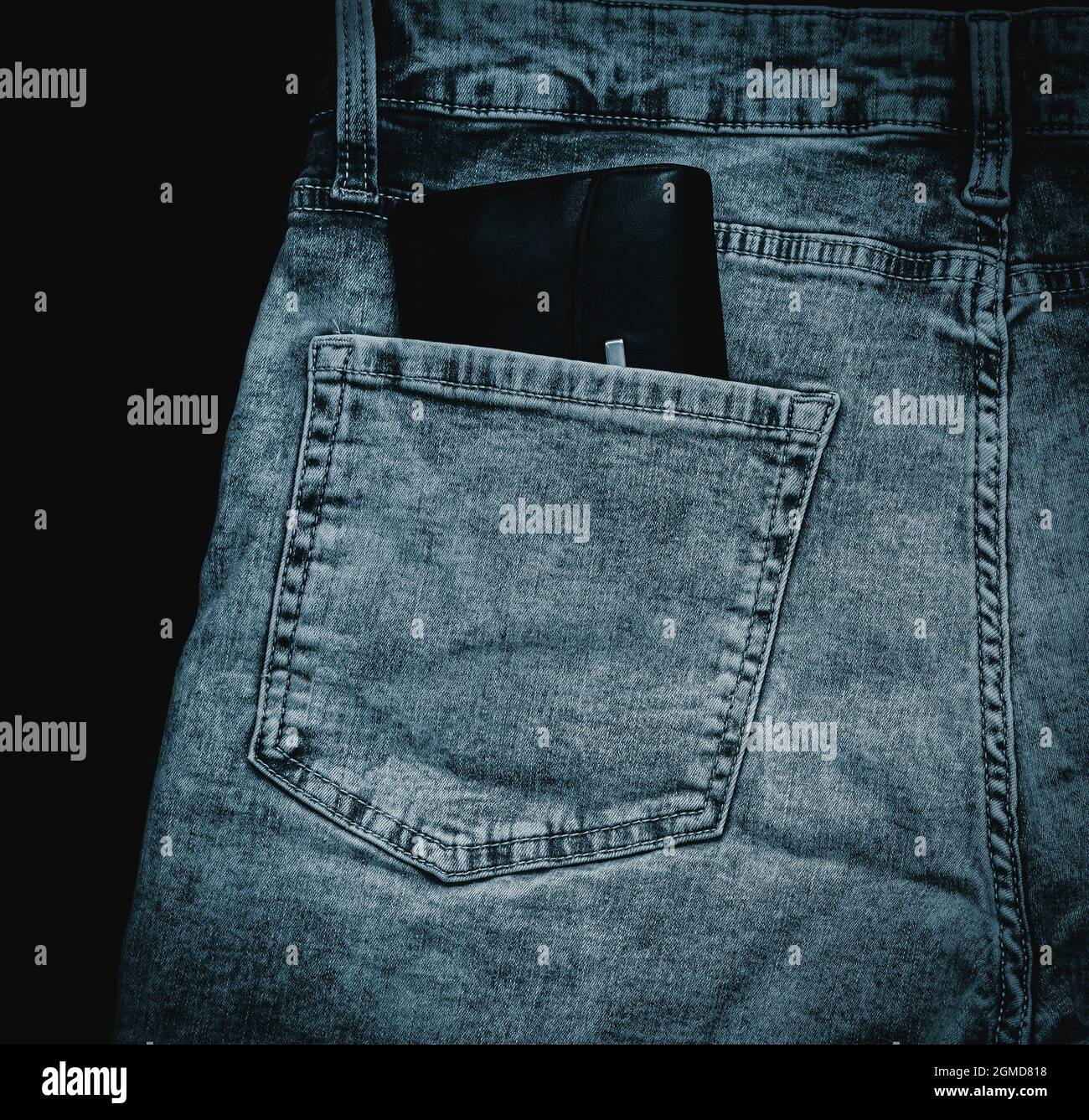 jeans in denim blu con portafoglio in pelle nera in tasca posteriore Foto Stock