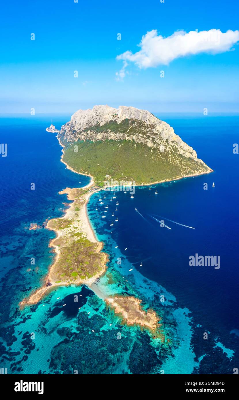 Vista dall'alto, scatto aereo, splendida vista panoramica dell'isola di Tavolara, un massiccio calcareo con belle spiagge bagnate da un'acqua turchese. Foto Stock