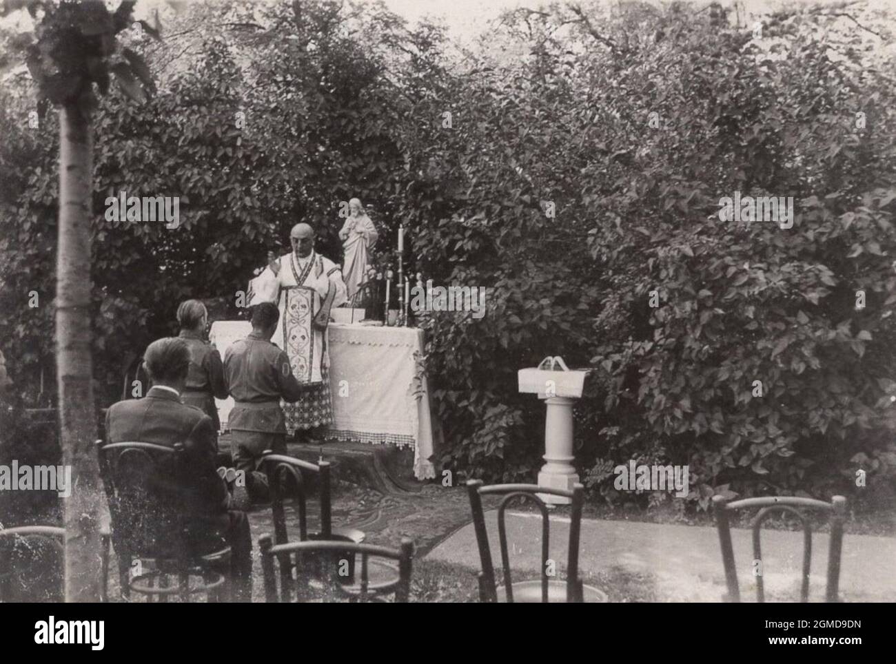 Foto iconica estremamente rara della seconda Guerra Mondiale. Sconosciuto scene due solder stanno pregando e il sacerdote sta dando pronunce di remissione (perdono) dei peccati ai penitenti. Foto Stock