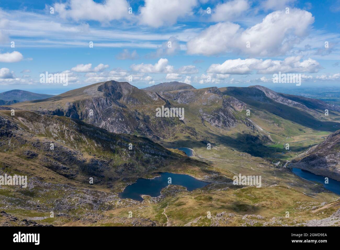 Vista panoramica della vetta Glyder Fawr e del lago Llyn Bochlwyd nel Parco Nazionale di Snowdonia, Galles Foto Stock