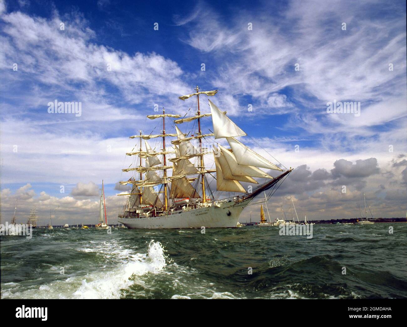 Vela addestramento nave Dar Mlodziezy impostazione vela nel Solent, Hampshire, Inghilterra, Regno Unito Foto Stock