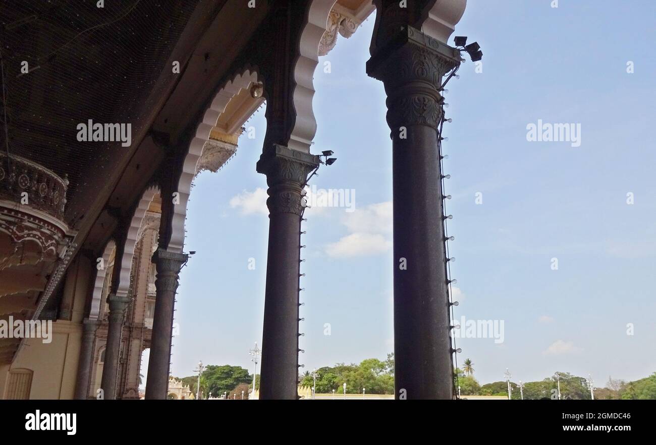 colonne architettoniche al palazzo di amba vilas karnataka Foto Stock