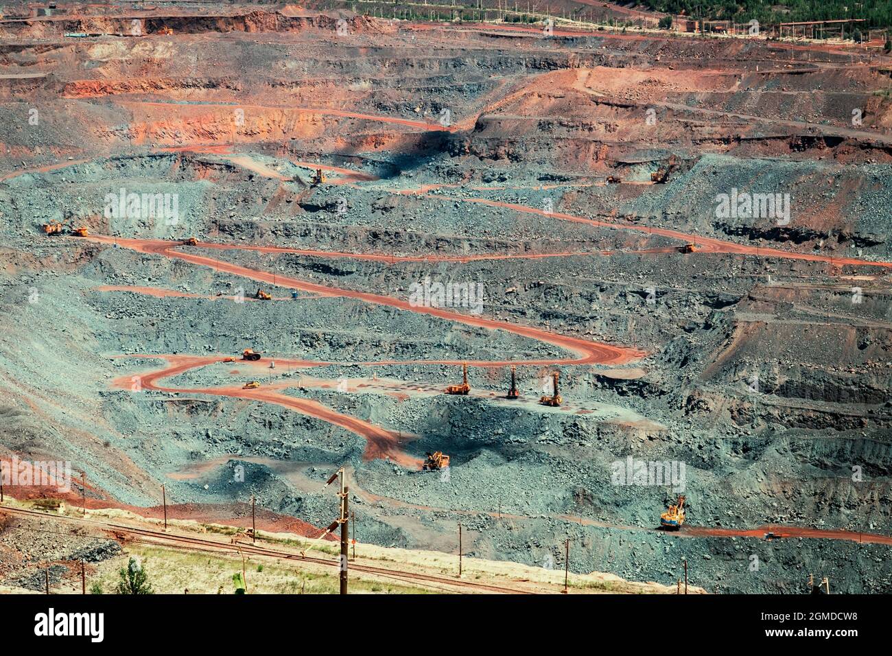 Estrazione del minerale di ferro nella cava dell'impianto di lavorazione e di estrazione di Mikhailovsky Foto Stock