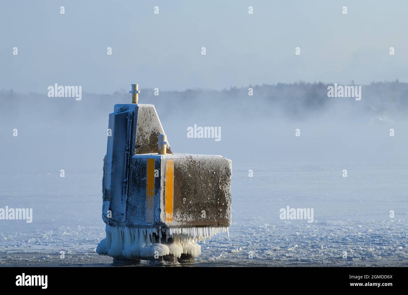 Ormeggio coperto di ghiaccio pollard o pilastro d'attracco presso il Mar Baltico a Helsinki, Finlandia. Foto Stock