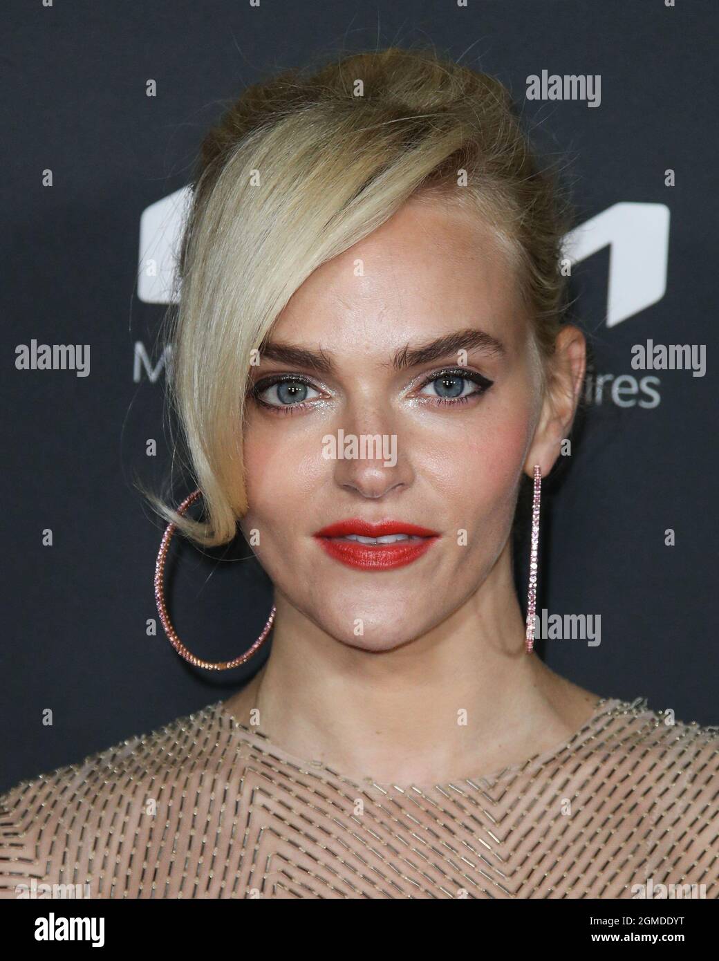 NORTH HOLLYWOOD, LOS ANGELES, CALIFORNIA, USA - SETTEMBRE 17: L'attrice Madeline Brewer indossa un abito Valentino, scarpe Alexandre Birman e orecchini Kallati arriva alla reception della Television Academy per onorare il 73° Emmy Award Nominees tenuto presso l'Academy of Television Arts and Sciences il 17 settembre 2021 a North Hollywood, Los Angeles, California, USA. (Foto di Xavier Collin/Image Press Agency) Foto Stock