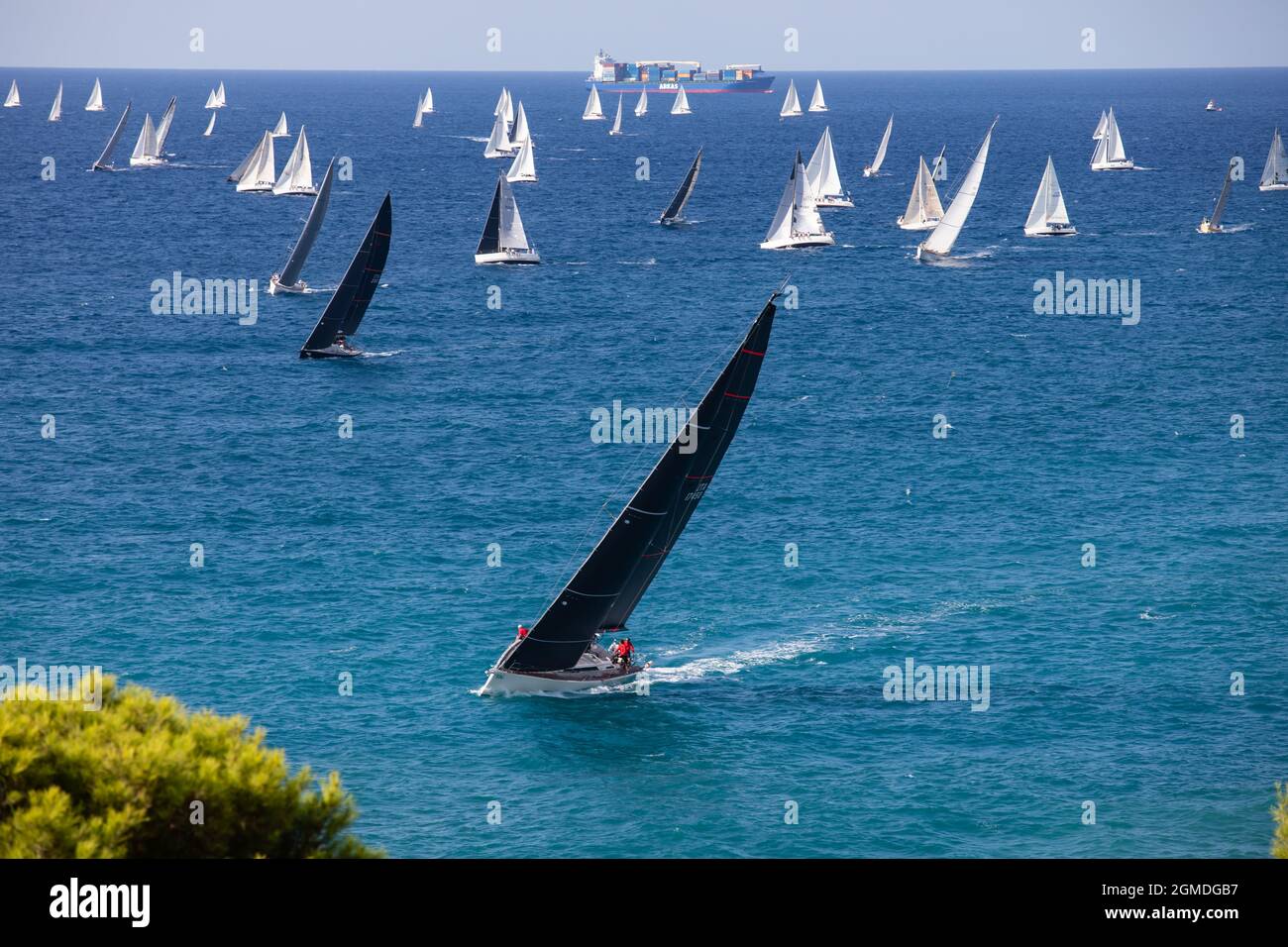 Barche a vela al largo della costa di Genova dopo la partenza della regata Millevele 2021 Foto Stock