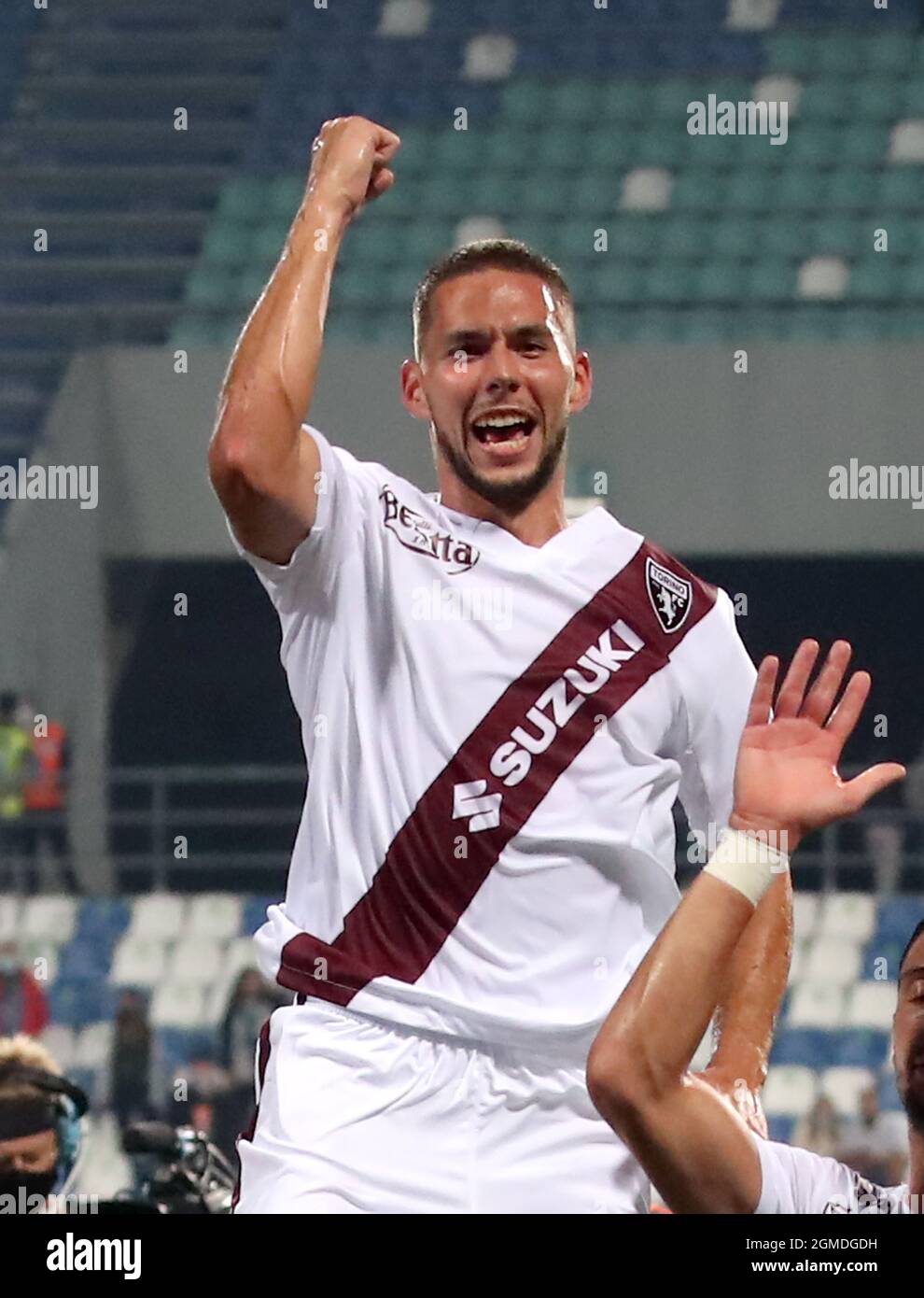 REGGIO NELL'EMILIA, ITALIA - 17 SETTEMBRE: Marko Pjaca del Torino FC e dei suoi compagni di squadra festeggia per la vittoria, durante la serie Una partita tra US Sassuolo e Torino FC allo Stadio Mapei - Città del Tricolore il 17 settembre 2021 a Reggio nell'Emilia, Italia. (Foto tramite MB Media) Foto Stock