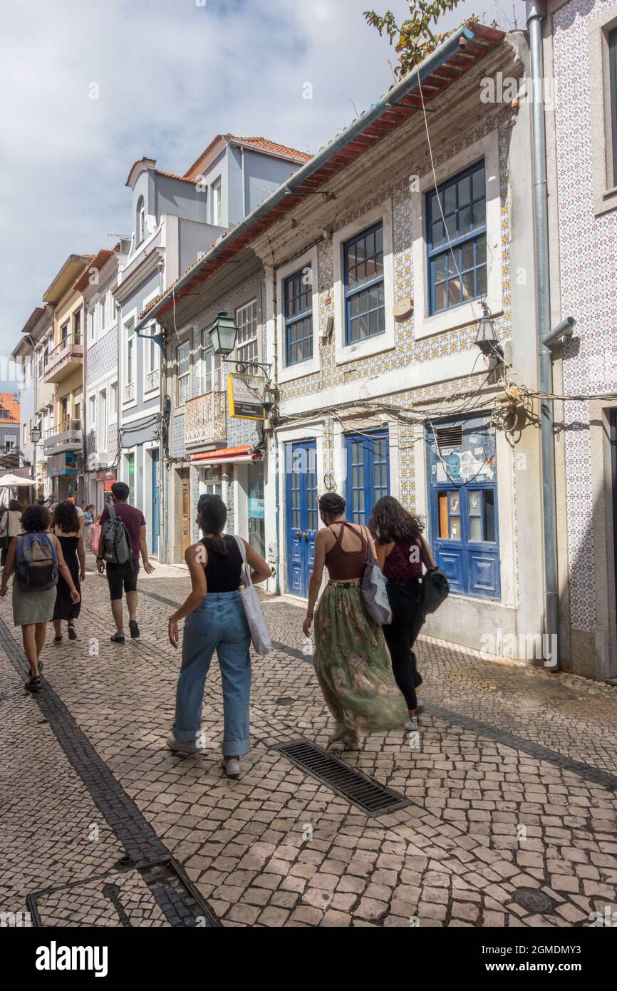 Touristst passeggiata attraverso una tipica strada portoghese in Aveiro, Portogallo centrale, Foto Stock