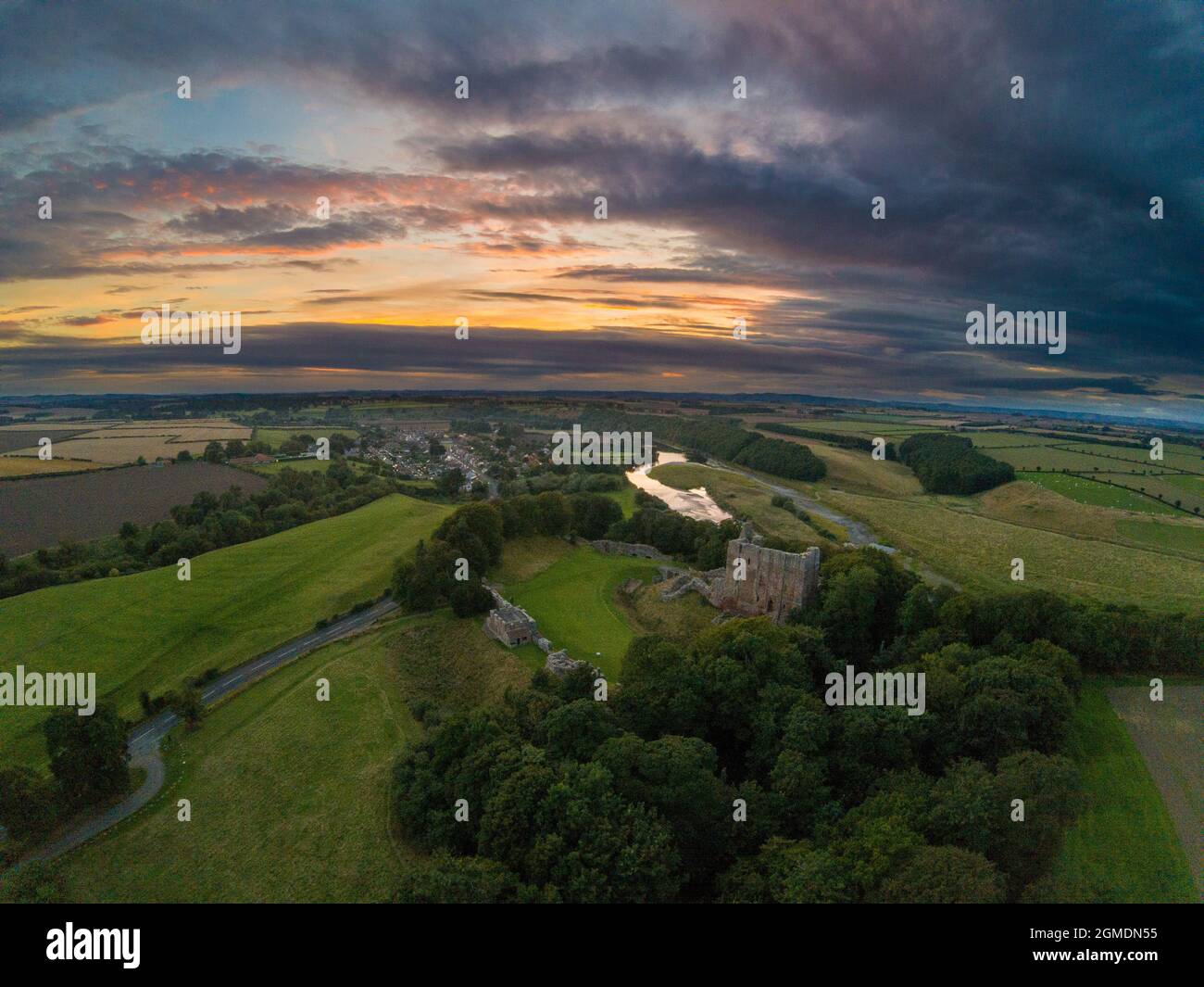 Castello di Norham al tramonto, costruito dai vescovi del Principe il castello si erge alto sopra il fiume Tweed sul confine anglo-scozzese Foto Stock