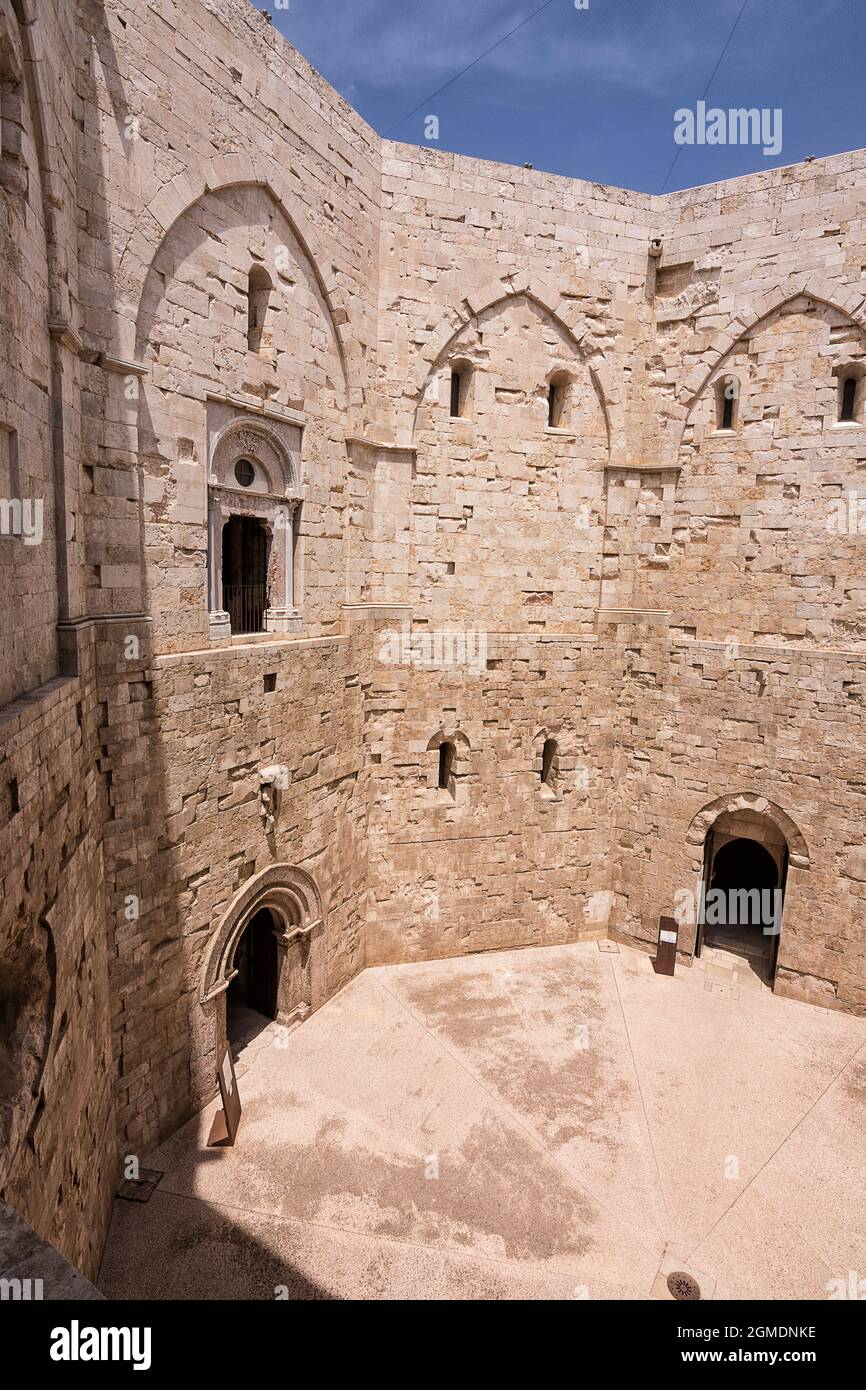 Andria, Italia - 18 giugno 2021: Cortile interno con porte e finestre della Catel del Monte di Andria (Italia) Foto Stock