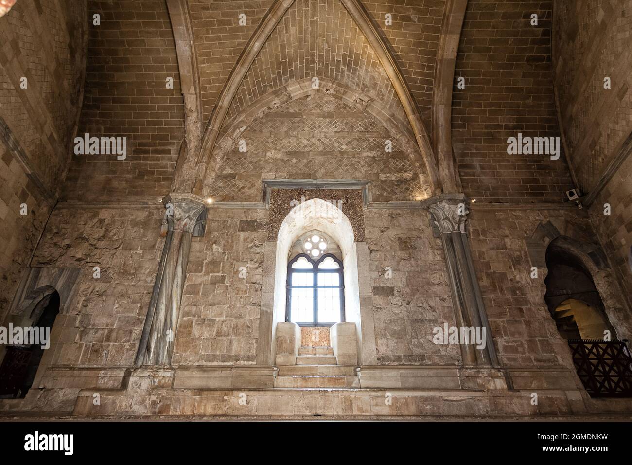 Andria, Italia - 18 giugno 2021: Parete interna con archi, colonne e finestre del Catel del Monte di Andria (Italia) Foto Stock