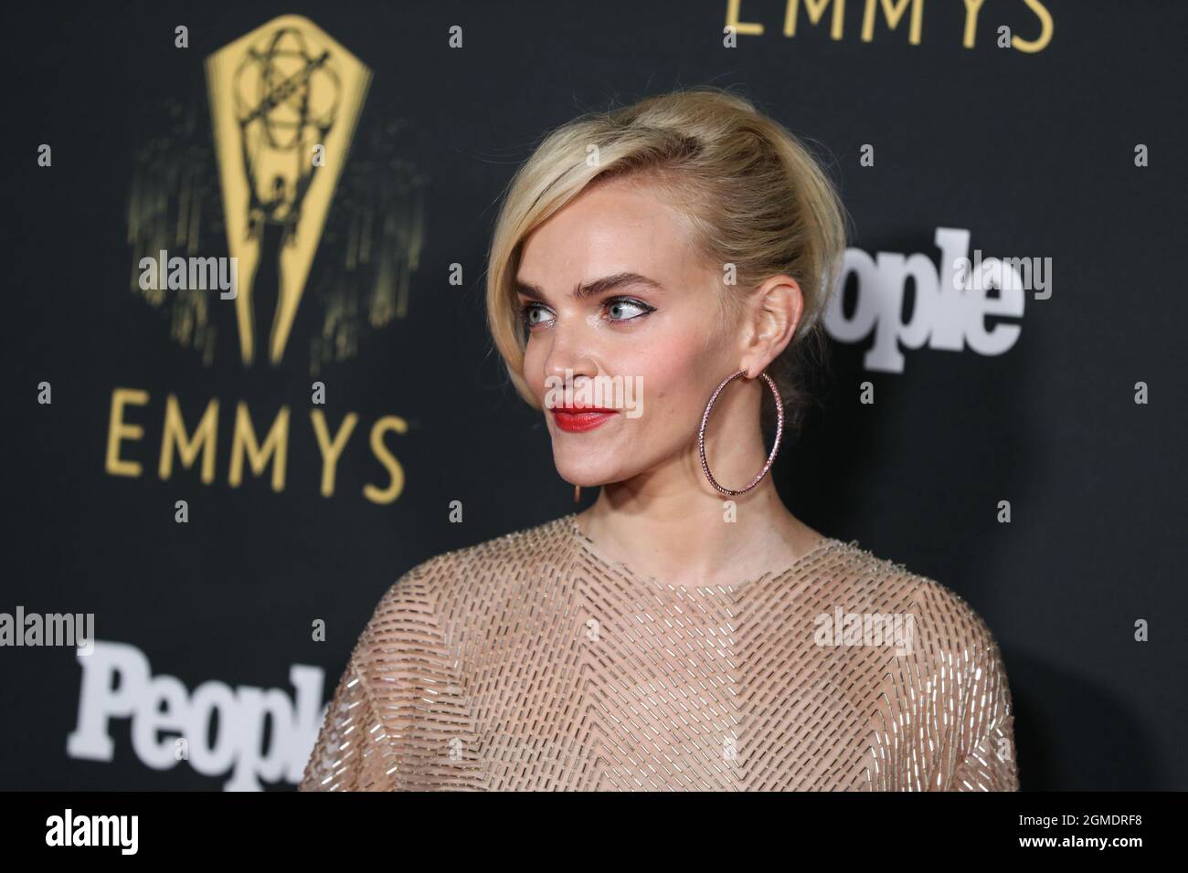 North Hollywood, Stati Uniti. 17 settembre 2021. NORTH HOLLYWOOD, LOS ANGELES, CALIFORNIA, USA - SETTEMBRE 17: L'attrice Madeline Brewer indossa un abito Valentino, scarpe Alexandre Birman e orecchini Kallati arriva alla reception della Television Academy per onorare il 73° Emmy Award Nominees tenuto presso l'Academy of Television Arts and Sciences il 17 settembre 2021 a North Hollywood, Los Angeles, California, USA. (Foto di Xavier Collin/Image Press Agency/Sipa USA) Credit: Sipa USA/Alamy Live News Foto Stock