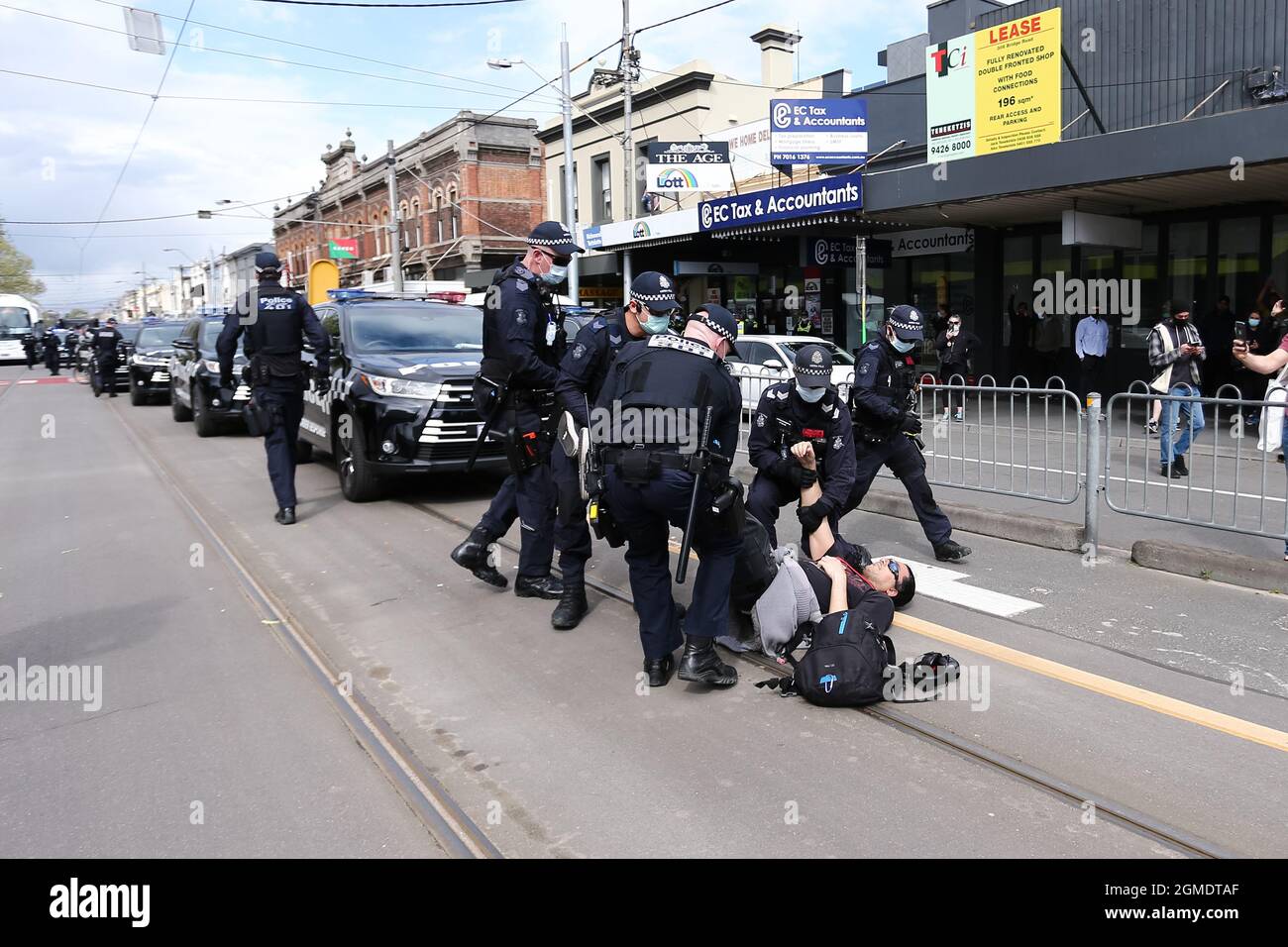 Melbourne, Australia, 18 settembre 2021. La polizia rimuove un uomo che si è posto di fronte ai veicoli della polizia durante la protesta della libertà il 18 settembre 2021 a Melbourne, Australia. Le proteste per la libertà fanno parte di un movimento di protesta coordinato a livello internazionale che mira alle restrizioni imposte dal governo COVID-19, alle vaccinazioni e agli sforzi per la salute pubblica. Credit: Dave Hewison/Speed Media/Alamy Live News Foto Stock