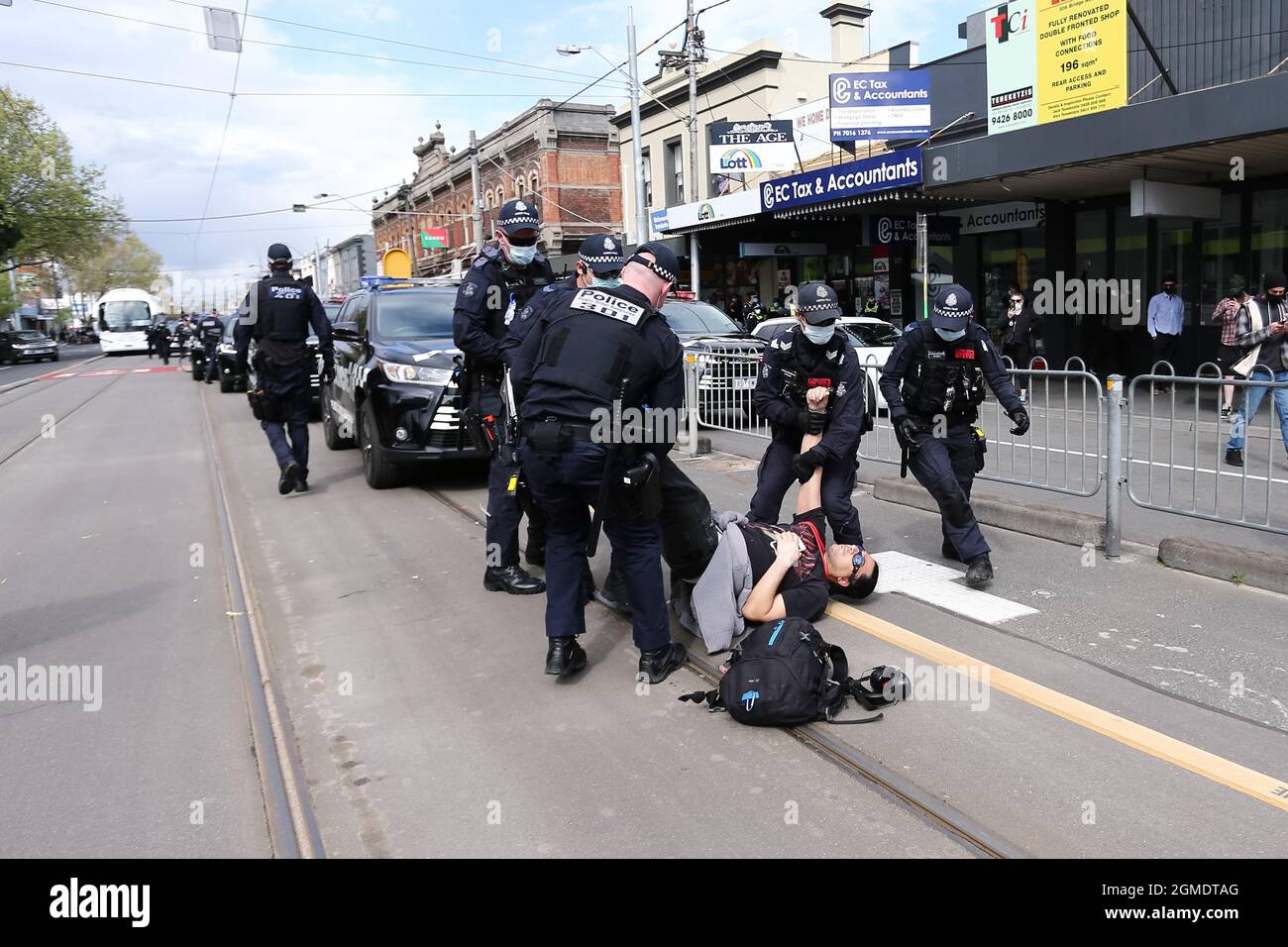 Melbourne, Australia, 18 settembre 2021. La polizia rimuove un uomo che si è posto di fronte ai veicoli della polizia durante la protesta della libertà il 18 settembre 2021 a Melbourne, Australia. Le proteste per la libertà fanno parte di un movimento di protesta coordinato a livello internazionale che mira alle restrizioni imposte dal governo COVID-19, alle vaccinazioni e agli sforzi per la salute pubblica. Credit: Dave Hewison/Speed Media/Alamy Live News Foto Stock