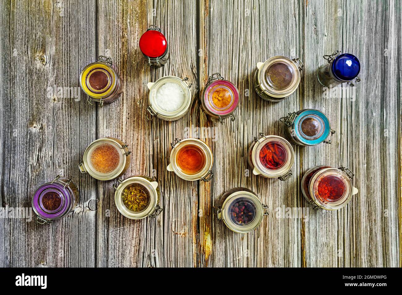 Vasetti ermetici di vari sapori spezie da cucina vista dall'alto Foto Stock