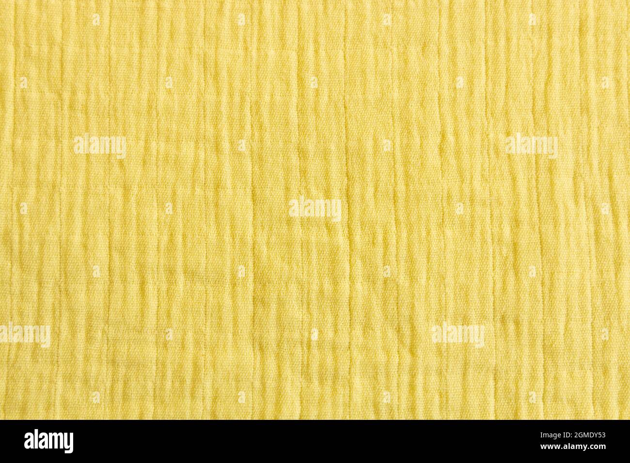 Morbidi tessuti di mussola, copriletti per bambini. Abbigliamento e tessuti in cotone. Tessuti naturali organici. Giallo chiaro, , colore limone. Primo piano Foto Stock