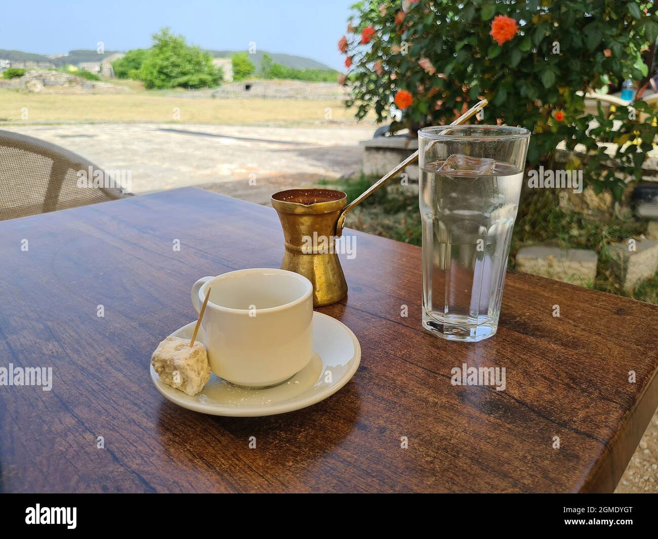 Grecia, caffè greco tradizionale in minuscola tottoniera con zucchero Foto Stock