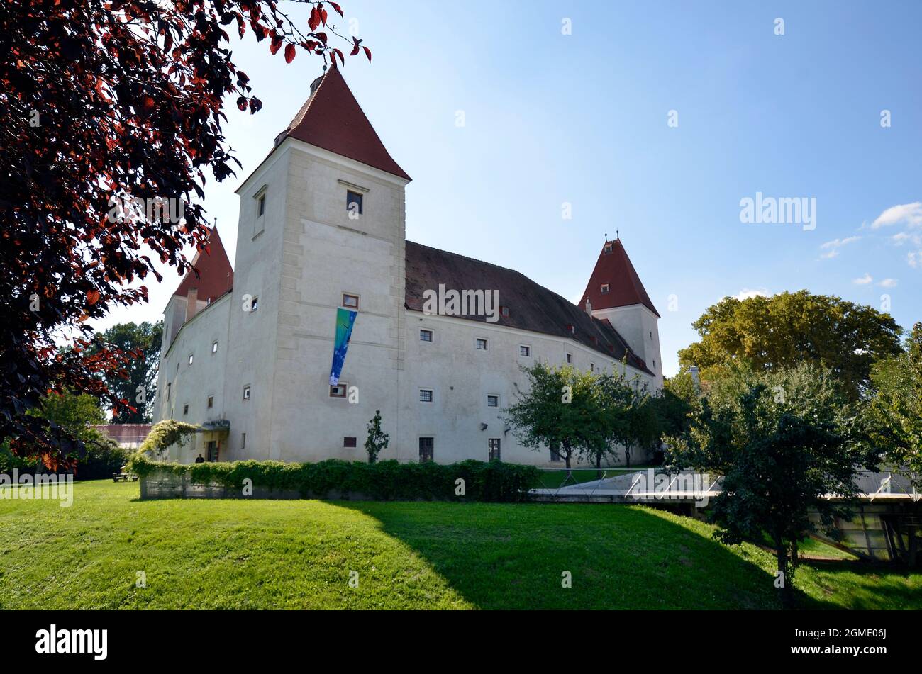 Austria, castello Orth nella bassa Austria, ex castello ormeggiato ora utilizzato come museo e centro informazioni del parco nazionale Donau-Auen Foto Stock
