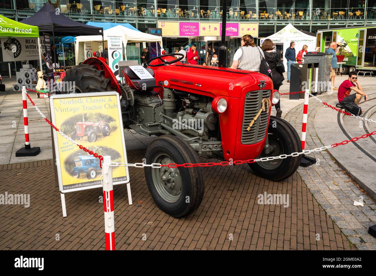 Una vista di un trattore Massey Ferguson vecchio stile rosso brillante fuori dal Forum norwich. Tutto parte del Food Festival. Foto Stock