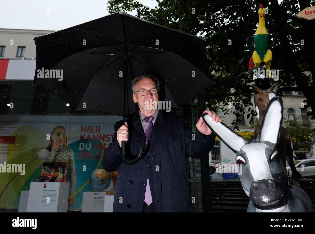 Halle, Germania. 18 settembre 2021. Reiner Haseloff (CDU), Ministro Presidente della Sassonia-Anhalt, si trova accanto a una scultura dei musicisti della città di Brema allo stand di Brema alla mostra "Unity Expo 2021". I singoli stati federali si presentano allo spettacolo per celebrare la Giornata dell'unità tedesca, celebrata al centro della Sassonia-Anhalt attraverso l'ufficio di Haseloff come presidente del Bundesrat. Credit: dpa/dpa-Zentralbild/dpa/Alamy Live News Foto Stock