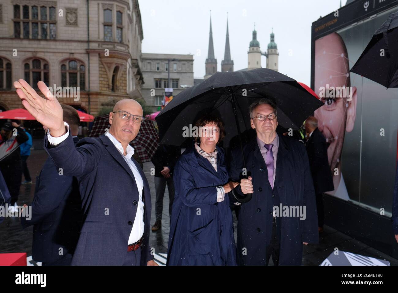 Halle, Germania. 18 settembre 2021. Reiner Haseloff (CDU/ r), Presidente del Ministro della Sassonia-Anhalt, e sua moglie Gabriele Haseloff, hanno spiegato i dettagli della mostra "Unity Expo 2021" sulla piazza del mercato. All'esposizione, i singoli stati federali si presentano in occasione della Giornata dell'unità tedesca, celebrata centralmente in Sassonia-Anhalt attraverso l'ufficio di Haseloff come Presidente del Consiglio federale. Credit: dpa/dpa-Zentralbild/dpa/Alamy Live News Foto Stock