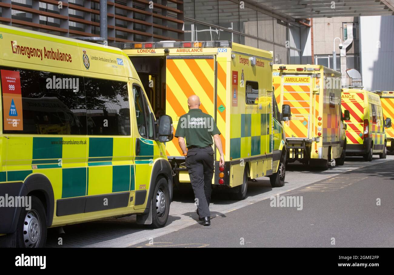 Londra, Regno Unito. 18 settembre 2021. Un paziente arriva in ospedale. Ambulanze al Royal London Hospital. C'è un backlog di pazienti con i casi di Covid-19 in aumento di nuovo. Credit: Mark Thomas/Alamy Live News Foto Stock