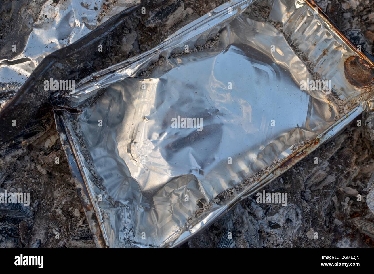 forma argentea splendente fatta di foglio in cenere da un fuoco di campo Foto Stock