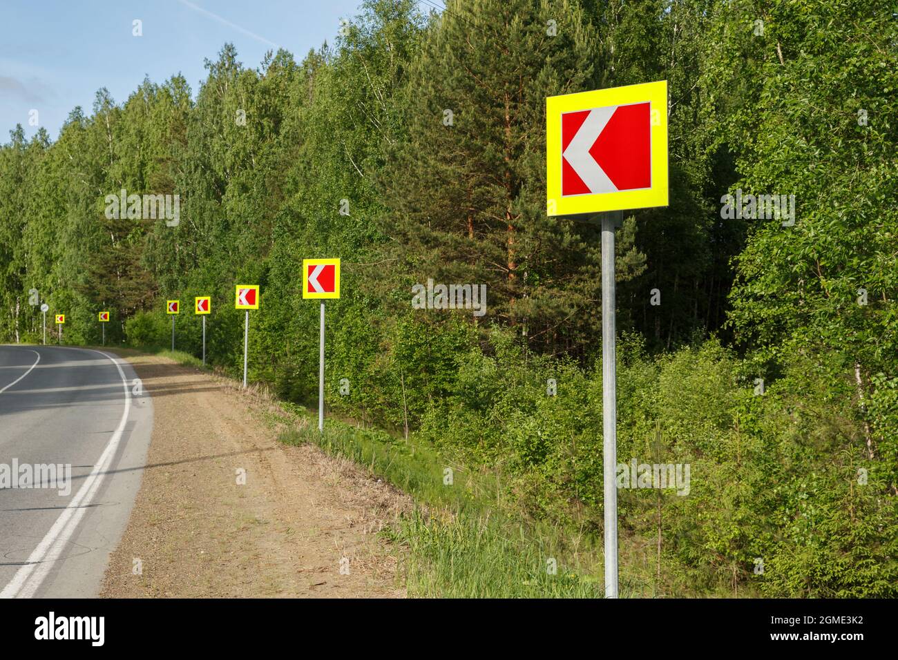Segnaletica stradale pericolo curva strada. Svolta pericolosa. Foto Stock